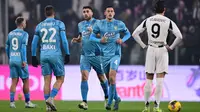 Jay Idzes mencetak satu gol saat Venezia menahan imbang Juventus 2-2 dalam laga Serie A 2024/2025 di Allian Stadium, Turin, Minggu (15/12/2024) dini hari WIB. (AFP/Marco Bertorello)