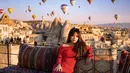 Fuji mengunjungi Cappadocia saat berada di Turki. Saat berfoto dengan latar belakang balon udara, Fuji tampil feminim. [@fuji_an]