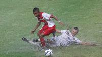 Pemain PSM Makasar, Adi berebut bola dengan pemain Bali United, Silvio Escobar pada laga Trofeo Persija  di Stadion Utama Gelora Bung Karno, Jakarta, Sabtu (9/4/2016). (Bola.com/Nicklas Hanoatubun)