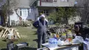 Seorang penduduk berdiri di depan rumahnya yang hancur di Samandag, selatan Hatay pada 16 Februari 2023, sepuluh hari setelah gempa berkekuatan 7,8 melanda wilayah perbatasan Turki dan Suriah. Banyak orang di kota Samandag di wilayah perbatasan Suriah mendengarkan kerabat dan teman mereka perlahan-lahan mati di bawah reruntuhan saat mereka menunggu penyelamat yang datang terlambat. (Photo by Yasin AKGUL / AFP)