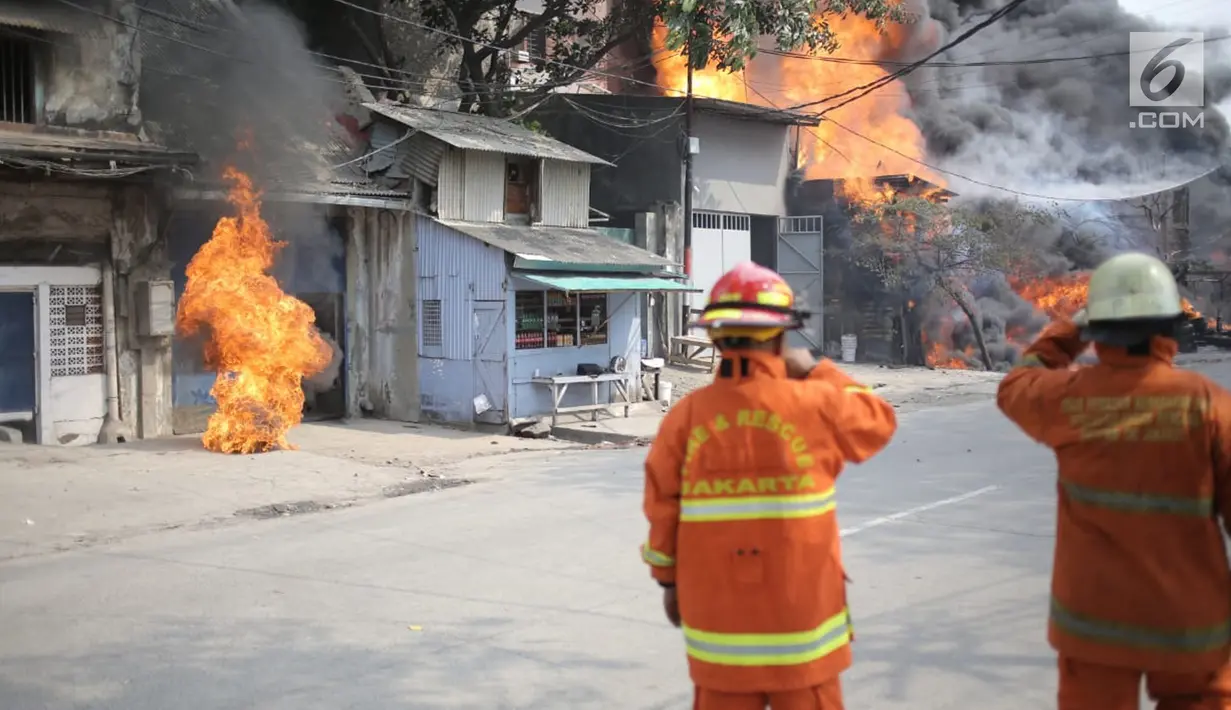 Petugas pemadam kebakaran berusaha memadamkan api yang melalap gudang di Jalan Kampung Bandan, Ancol, Jakarta Utara, Kamis (5/7). Tujuh mobil damkar didatangkan dari pemadam kebakaran Jakarta Barat dan 10 dari Jakarta Pusat. (Liputan6.com/Faizal Fanani)