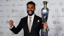 Bintang Liverpool Mohamed Salah kembali menorehkan prestasi pribadi dengan meraih penghargaan PFA Men's Player of The Year alias Pemain Pria Terbaik versi Professional Footballer's Association (PFA) dalam PFA Awards 2025. (Darren Staples/AFP)