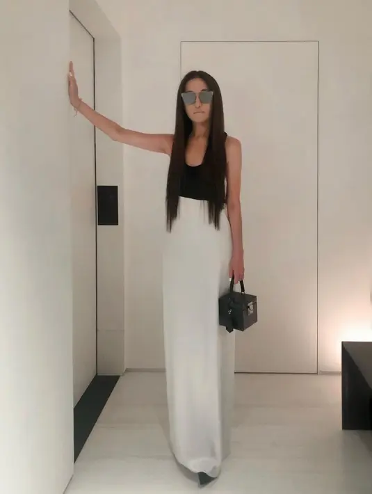Desainer ternama Vera Wang tampi mengenakan dress monokromatik hitam putih dengan pointed platform heels dan sunglasses. (Foto: Instagram @verawang)