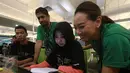 Sheran Gunasekera Chief Information  Security Officer GO-JEK dan Monica Oudang HR Director GO-JEK sedang berbincang dengan salah  satu tim peserta babak final GO-HACKATON, di Jakarta, Sabtu (25/03).(Liputan6.com)