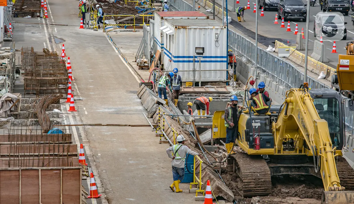 Aktivitas pekerja saat menggarap proyek MRT Fase II Bundaran HI-Harmoni di Jalan M.H. Thamrin, Jakarta, Rabu (10/2/2021). Proyek yang awalnya ditargetkan selesai pada Desember 2024 tersebut molor menjadi Maret 2025. (Liputan6.com/Faizal Fanani)