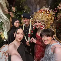 Kehadiran Agatha Pricilla, Sivia Azizah, dan Ify Alyssa di pernikahan Febby Rastanty sekaligus jadi momen reuni Blink. [@agthpricilla].