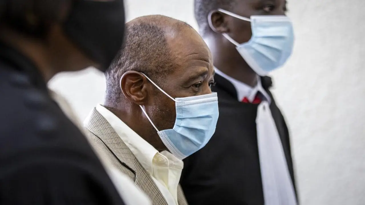 Paul Rusesabagina, tengah, yang ceritanya mengilhami film "Hotel Rwanda" untuk menyelamatkan orang dari genosida, muncul di Pengadilan Dasar Kicukiro di ibu kota Kigali, Rwanda (AP Photo)
