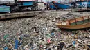 Tumpukan sampah terlihat di pinggir laut kawasan Pelabuhan Muara Baru, Jakarta Utara, Senin (29/7/2019). Sekitar 0,48-1,29 juta ton dari sampah plastik tersebut diduga mencemari lautan. (Liputan6.com/Johan Tallo)