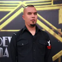 Diakui pula oleh Ahmad Dhani jika dirinya yang meminta sendiri kepada Deddy Corbuzier untuk diwawancara. Dhani juga mengaku tak ada alasan lain ketika mengikut jejak istri yang dinikahi siri olehnya tersebut. (Deki Prayoga/Bintang.com)