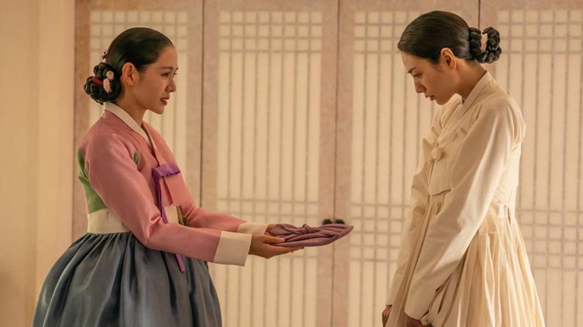 Detail Hanbok Son Ye Jin di The Scandal, 5 Gaya Lady Cho yang Mencuri Perhatian