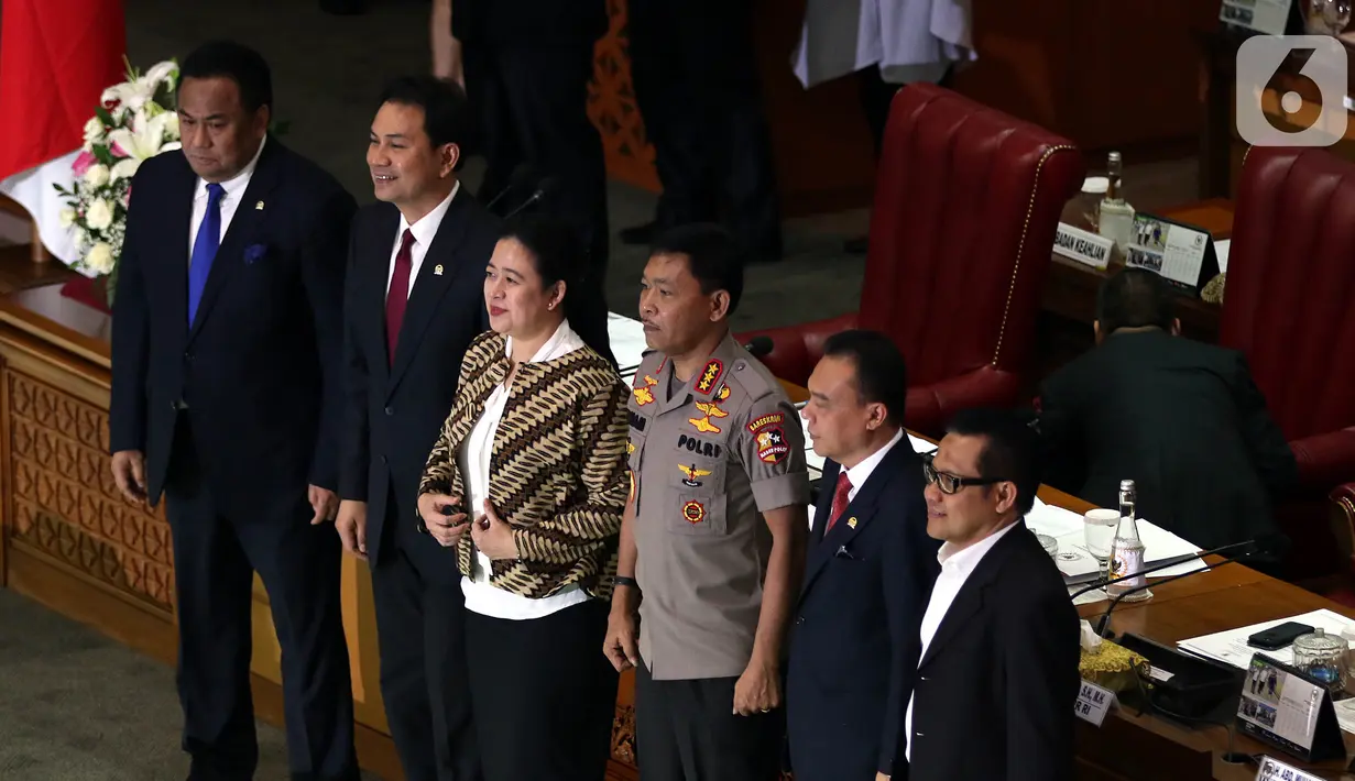 Komjen Pol Idham Aziz (ketiga kanan) foto bersama Pimpinan DPR dalam rapat paripurna di Kompleks Parlemen, Jakarta,  Kamis (31/10/2019). Rapat paripurna DPR menyetujui Idham Aziz menjadi Kapolri menggantikan Jenderal Polisi (Purn) Tito Karnavian. (Liputan6.com/JohanTallo)