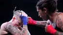 Bec Rawlings (kiri) menahan pukulan dari Alma Garcia dalam pertandingan kelas 44 kg Bare Knuckle Fighting Championship di Cheyenne, 2 Juni 2018. Tinju tanpa sarung tangan kembali digelar setelah lebih dari seabad. (Jacob Byk/Wyoming Tribune Eagle via AP)