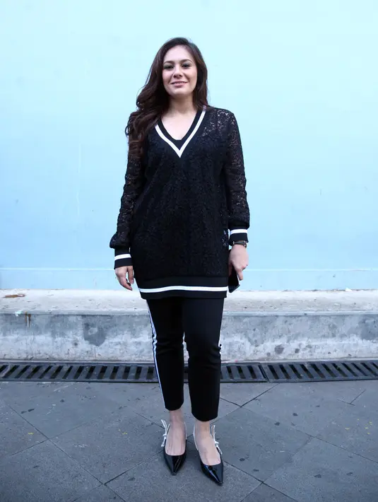 "Karena itu kunci utamanya itu sih, bebas penyakit selain kena (sakit) gula dan lain-lain, itu olahraga tuh penting. Makanya aku ngomel aja kalau liat (Shaloom) gendut," kata Wulan Guritno. (Nurwahyunan/Bintang.com)