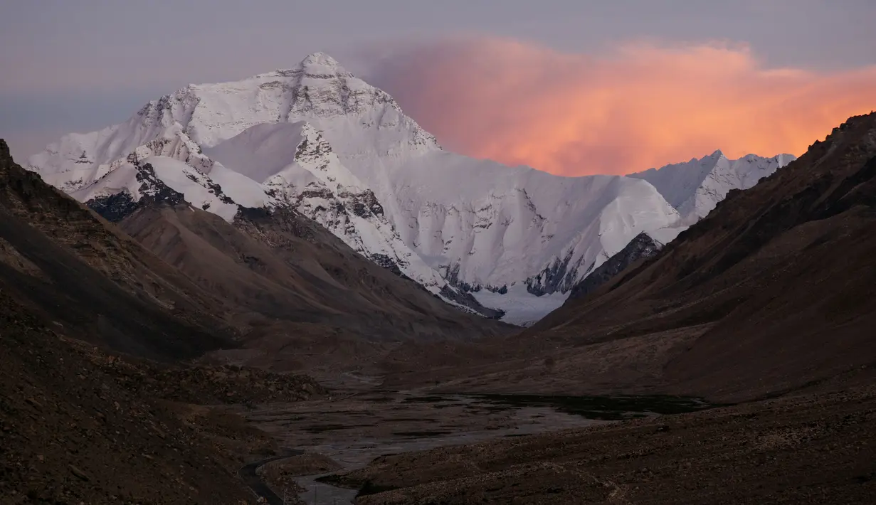 Foto yang diabadikan pada 5 September 2020 ini menunjukkan awan yang melingkar di sekitar Gunung Qomolangma. (Xinhua/Lyu Shuai)