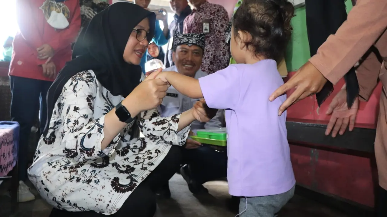 Bupati Banyuwangi Ipuk Fiestiadani sambangi balita penderita stunting di Kelurhan Kertasari Banyuwangi (Istimewa)