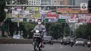 Kendaraan melintas di bawah Jembatan Penyeberangan Orang (JPO) yang tertutup oleh alat peraga kampanye (APK) Pemilu 2024 di Jakarta, Rabu (27/12/2023). (Liputan6.com/Angga Yuniar)
