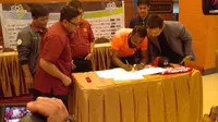 Didier Zokora melakukan teken kontrak bersama manajemen Semen Padang di Wisma Indarung, Senin (24/4/2017) sore WIB. (Bola.com/Arya Sikumbang)