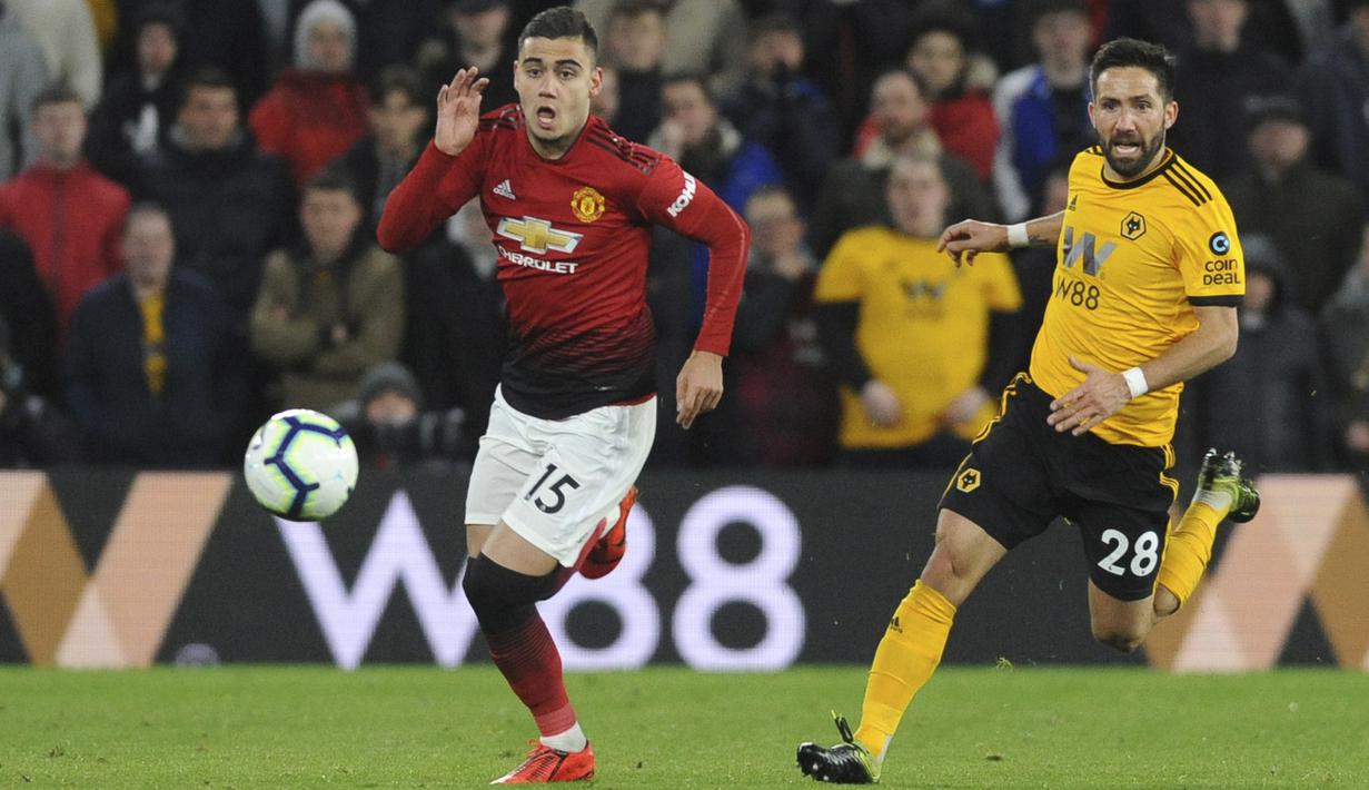 Gelandang Manchester United, Andreas Pereira, mengejar bola saat melawan Wolverhampton Wanderers pada laga Premier League 2019 di Stadion Molineux, Selasa (2/4). Wolverhampton menang 2-1 atas Manchester United. (AP/Rui Vieira)