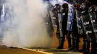Polisi berjaga saat aksi unjuk rasa di daerah Charlotte, North Carolina, AS, Rabu (21/9). Pengunjuk rasa protes atas penembakan pria kulit hitam yang dilakukan oleh polisi. (REUTERS/Jason Miczek)