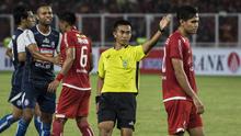Wasit Aprisman Aranda menegur bek Persija Jakarta, Rezaldi Hehanussa, saat melawan Arema FC pada laga Liga 1 di SUGBK, Jakarta, Sabtu (31/3/2018). Persija menang 3-1 atas Arema FC. (Bola.com/Vitalis Yogi Trisna)