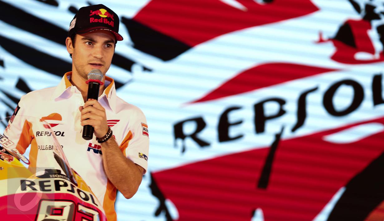 Pembalap Dani Pedrosa memaparkan tanggapannya terkait All New Honda CBR250RR Repsol Edition yang resmi diluncurkan  di Jakarta, Jumat (3/2). Selain Pedrosa, peluncuran tersebut juga pembalap MotoGP lainnya, Marc Marquez. (Liputan6.com/Faizal Fanani)