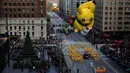 Balon raksaksa berbentuk Pikachu melayang di atas jalanan Manhattan di New York selama parade tahunan Macy's Thanksgiving Day ke-90, Kamis (24/11). Parade ini pertama kali diadakan oleh Macy's pada 1924 di New York. (REUTERS/Saul Martinez)