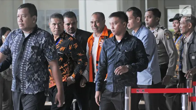 Keluar dari Gedung KPK, Bupati Ngada Marianus Sae Pakai Rompi Oranye