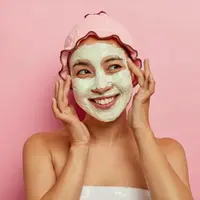Wanita yang sedang memakai masker wajah untuk merawat kulit wajahnya (Foto dok : Freepik/wayhomestudio).