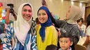 Bisa jadi inspirasi hijabers,  Oki Setiana Dewi tampak menawan kenakan long outer dan dress nuansa biru. [Instagram/tya_ariestya]