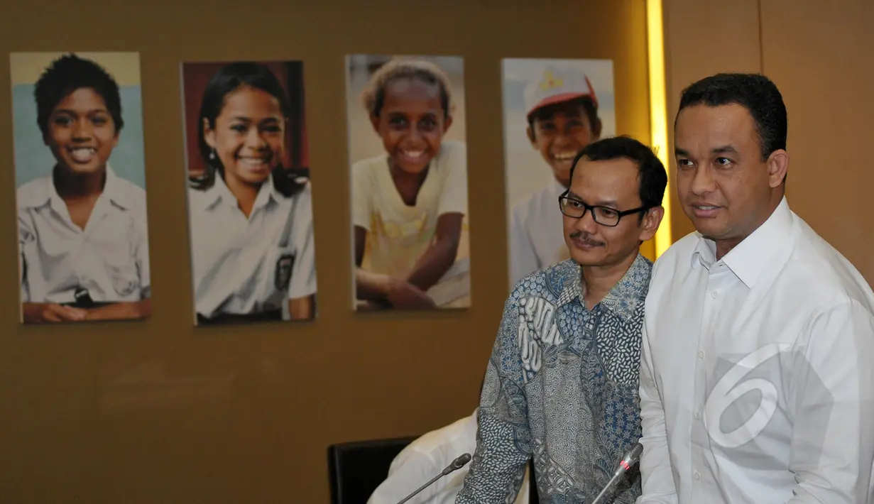 Mendikbud, Anies Baswedan usai memberikan keterangan di  Kemendikbud, Jakarta, Kamis (9/4/2015). Anies berpesan agar peserta ujian belajar dengan keras dan tidur yang cukup sebelum ujian. (Liputan6.com/Yoppy Renato)