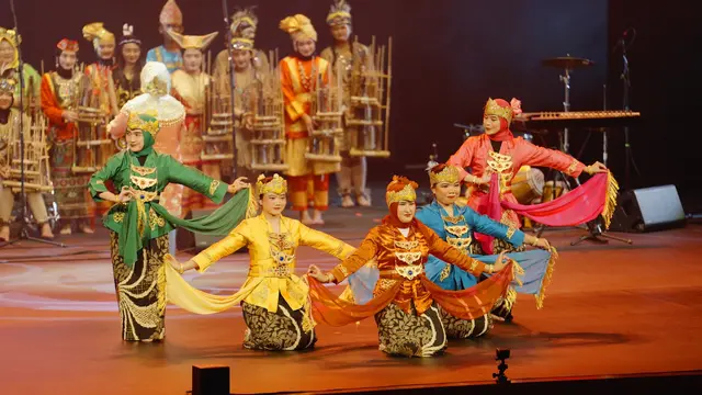 Tarian tradisional dari berbagai wilayah di Indonesia, termasuk Badindin (Minang), Janger (Bali), Jali-Jali (Betawi), Yamko Rambe Yamko (Papua), dan tarian Batak juga ditampilkan dalam ensambel musik Tim Muhibah Angklung di Abu Dhabi, Uni Emirat Arab.
