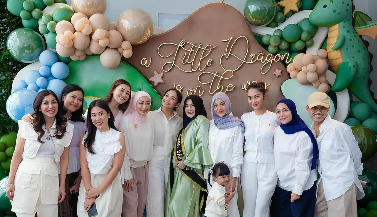 Selanjutnya, ada Aurel Hermansyah yang memadukan kemeja dan celana panjang serba putihnya dengan pashmina warna abu-abu.  [@nissyaa/@azizahsalsha_/@aaliyah.massaid].