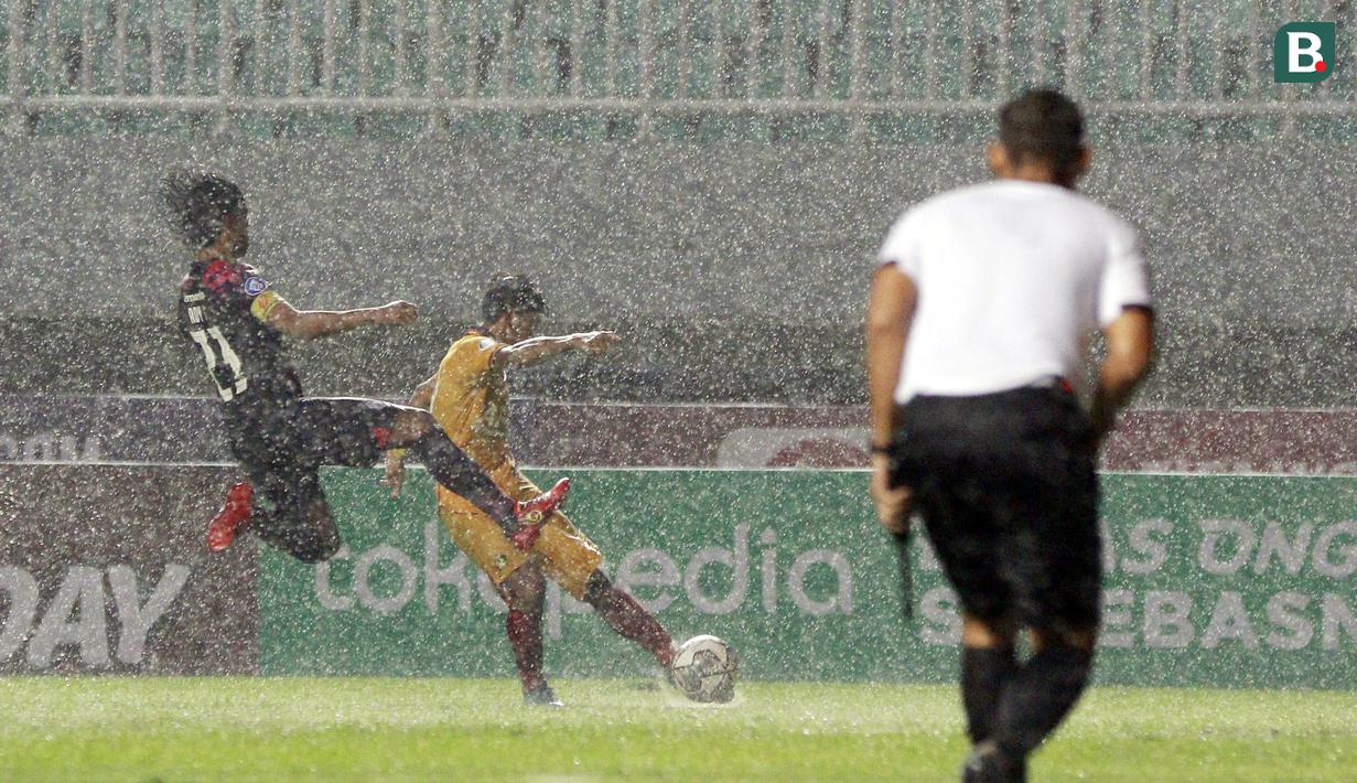 Hujan deras mewarnai laga antara RANS Nusantara FC saat menjamu Persik kediri yang berakhir imbang 1-1 di Stadion Pakansari, Cibinong, Bogor. (Bola.com/M Iqbal Ichsan)