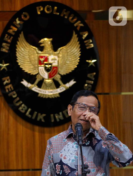 Mahfud resmi menanggalkan jabatannya usai memberikan surat permohonan pengunduran diri kepada Presiden Joko Widodo. (Liputan6.com/Herman Zakharia)
