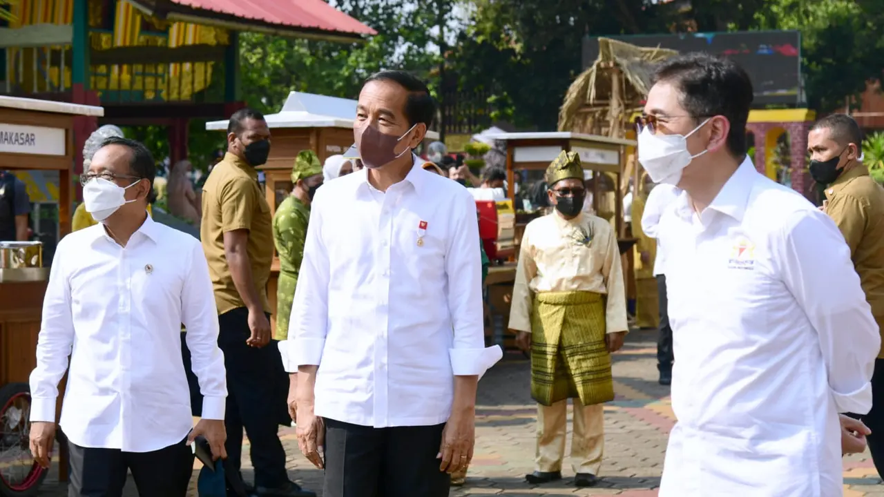 Presiden Joko Widodo (Jokowi) melakukan diskusi dengan Ketua Umum Kadin Indonesia, Arsjad Rasjid, seluruh pimpinan Kadin Indonesia serta 34 Ketua Kadin Provinsi sekaligus untuk merayakan HUT Kemerdekaan RI ke-77.