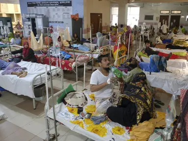 Pasien yang menderita demam berdarah mendapat perawatan di Mugda Medical College and Hospital di Dhaka, Bangladesh, Kamis, 10 Agustus 2023. (AP Photo/Mahmud Hossain Opu)