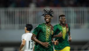 Ekspresi kegembiraan gelandang Timnas Mali U-22, Sekou Kone setelah membobol gawang Timnas Indonesia U-22 dalam laga uji coba di Stadion Pakansari, Bogor, Selasa (18/11/2025). (Bola.com/Bagaskara Lazuardi).