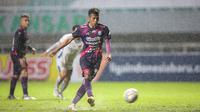 Pemain Rans Cilegon FC, Bima Ragil Satria Rakasiwi mencetak gol pertama timnya lewat tendangan penalti saat laga semifinal Liga 2 2021 antara Rans Cilegon FC melawan PSIM Yogyakarta di Stadion Pakansari, Bogor, Senin (27/12/2021). (Bola.com/Bagaskara Lazuardi)