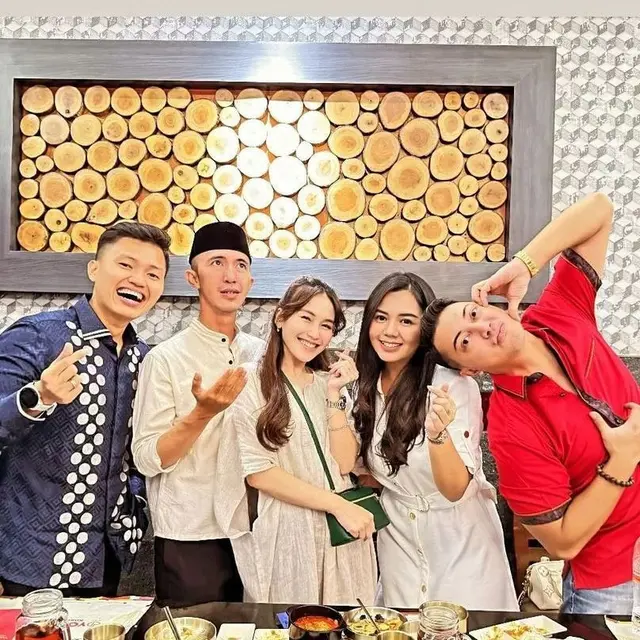 Bukber keluarga Ayu Ting Ting dan Muhammad Fardhana