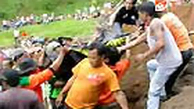 Longsor terjadi di bukit tebing di jalan tembus Tawangmangu-Magetan, Karanganyar, Jateng. Akibat peristiwa itu, empat warga yang tengah menambang pasir/ tewas tertimbun longsor.