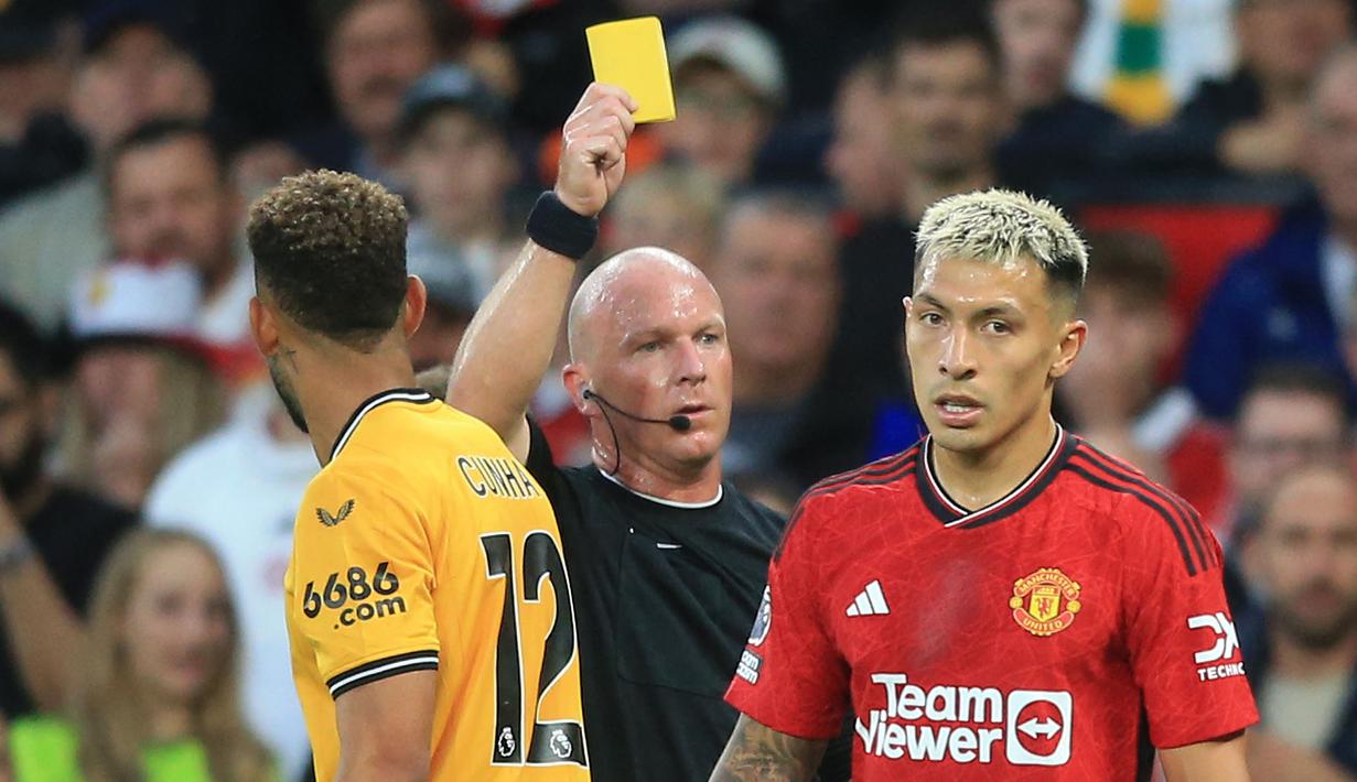 Saat tertinggal 0-1, pemain Wolverhampton dijatuhkan oleh kiper MU, Andre Onana yang berusaha menghalau bola dalam sebuah kemelut di depan gawang. Sempat ditinjau VAR, namun Simon Hooper tak menganggapnya sebagai pelanggaran. Hasil akhir Wolverhampton kalah 0-1 dari Manchester United. (AFP/Lindsey Parnaby)