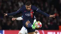 Pemain PSG, Kylian Mbappe berusaha mengontrol bola saat laga leg pertama 16 besar Liga Champions 2023/2024 melawan Real Sociedad di Parc des Princes, Paris, Prancis, Kamis (15/02/2024) WIB. (AFP/Franck Fife)