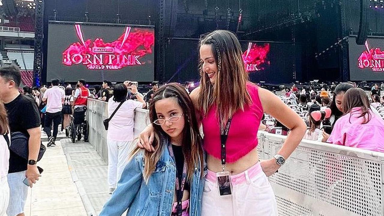 Gaya OOTD Seru Artis Tanah Air Nonton Konser Bersama Anaknya