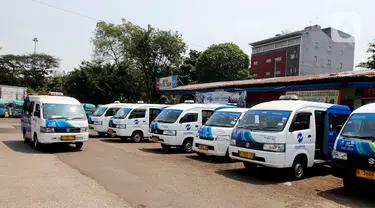 Mobil angkot Jak Lingko terparkir di terminal Grogol, Jakarta Barat, Jum'at (28/7/2023).(Liputan6.com/Johan Tallo)