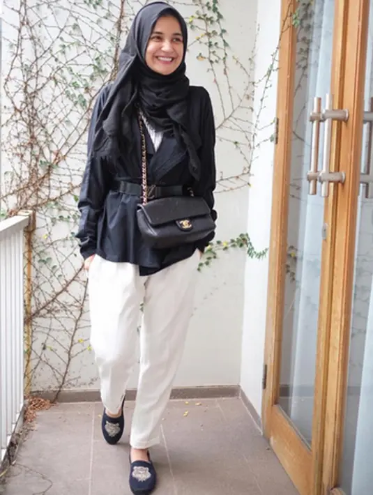 Hitam putih ala Shireen Sungkar yang satu ini cocok untuk busana sehari-hari. (via instagram/@shireensungkar)