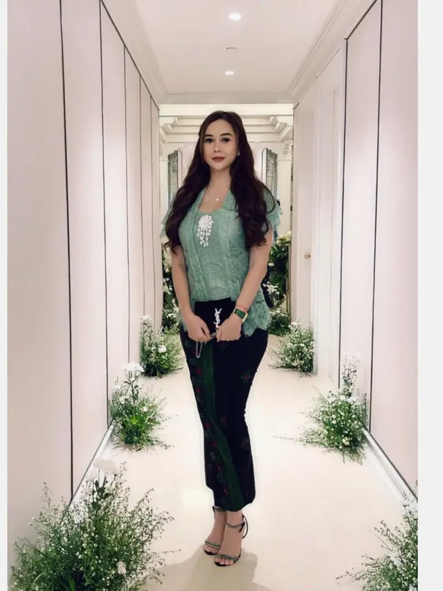 Aura Kasih menggunakan kebaya
