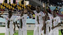 Selebrasi pemain Timnas Mali U-17 setelah Mamadou Doumbia (kedua dari kanan) mencetak gol kedua melalui penalti ke gawang Uzbekistan U-17 dalam pertandingan babak penyisihan Grup B Piala Dunia U-17 2023 di Stadion Manahan, Solo, Jumat (10/11/2023). (Bola.com/Arief Bagus)