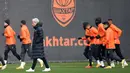 Para pemain Shakhtar Donetsk melakukan latihan jelang laga Liga Champions di Kiev, Senin (30/11/2020). Shakhtar Donetsk akan berhadapan dengan raksasa Spanyol, Real Madrid. (AFP/Sergei Supinsky)