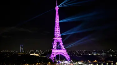 Menara Eiffel diterangi cahaya warna pink sebagai tanda Bulan Kesadaran Kanker Payudara di Paris, Selasa (1/10/2019). Tiap tahunnya di bulan Oktober, ditetapkan sebagai bulan kewaspadaan kanker payudara. (Photo by STEPHANE DE SAKUTIN / AFP)