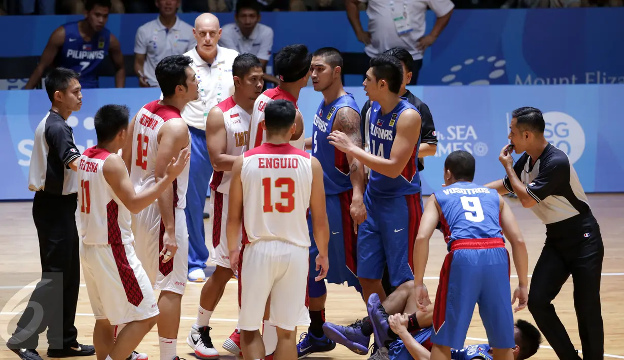Pebasket Indonesia dan Filipina bersitegang saat berlaga di penyisihan Grup A SEA Games 2015 di OCBC Arena Hall, Singapura, Rabu (10/6/2015). Indonesia kalah 52-81 dari Filipina. (Liputan6.com/Helmi Fithriansyah)